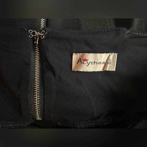 Vintage Off the Shoulder Top - Picture 6 of 7